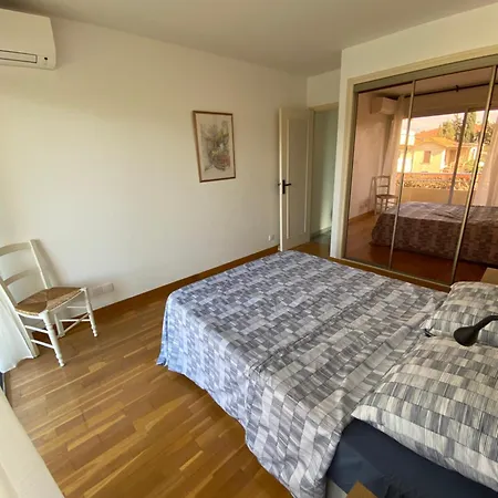 - T3 - 2 - 5 Personnes - Garage - Clim - Port à 300 M Appartement *